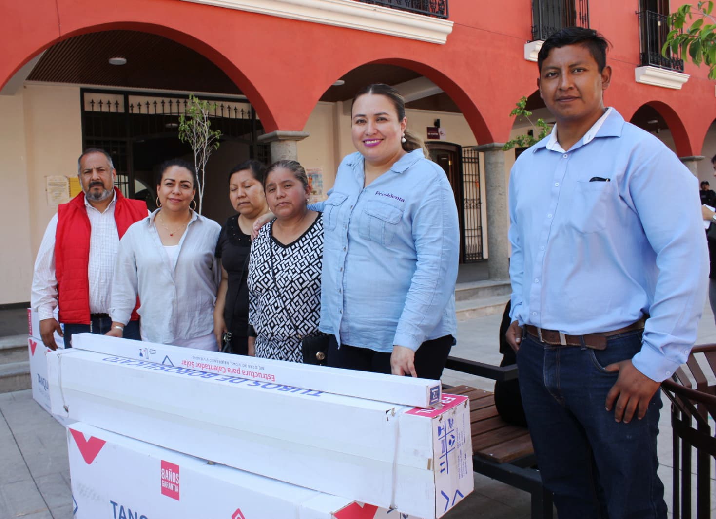 Blanca Angulo entrega calentadores solares a más de 90 familias chiautempenses